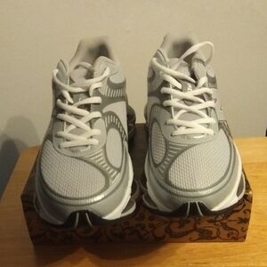 New Men's New Balance Light Gray Sneakers Size 10